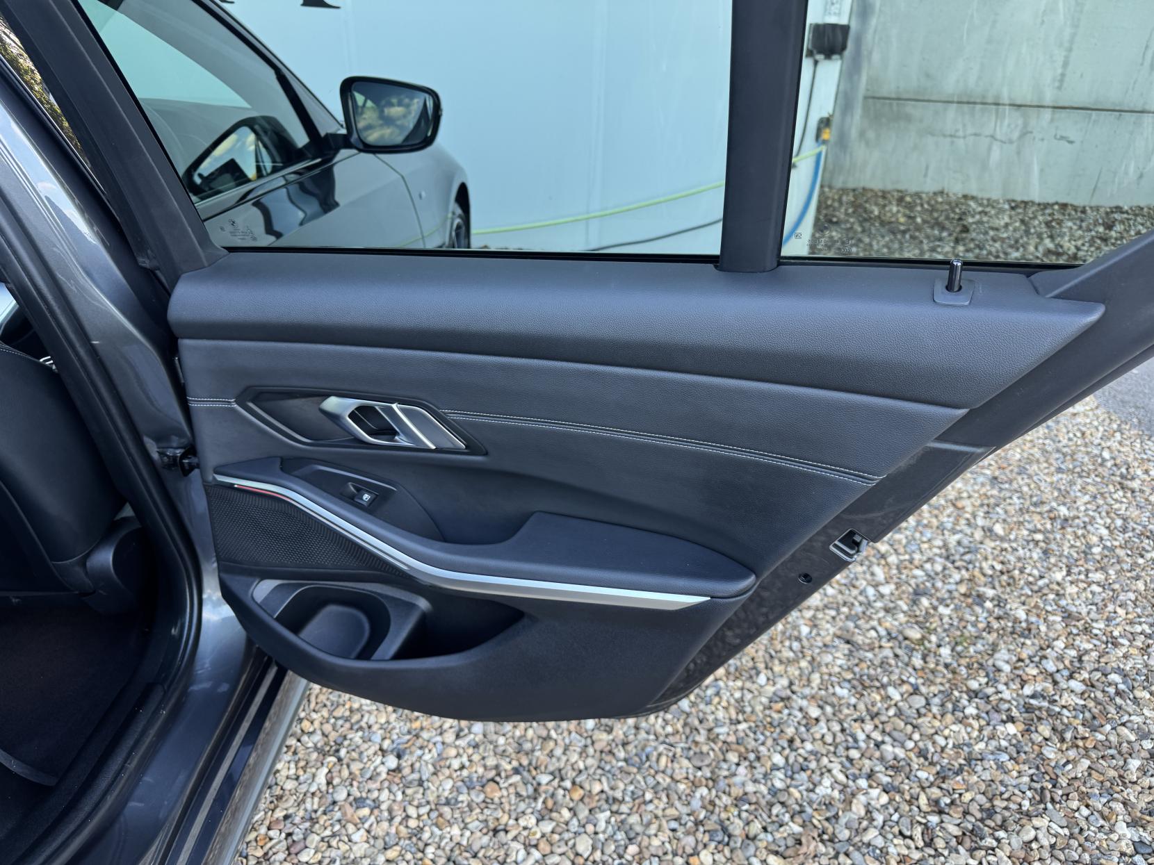BMW 3 Series 2.0 330e 12kWh M Sport Saloon 4dr Petrol Plug-in Hybrid Auto Euro 6 (s/s) (292 ps)