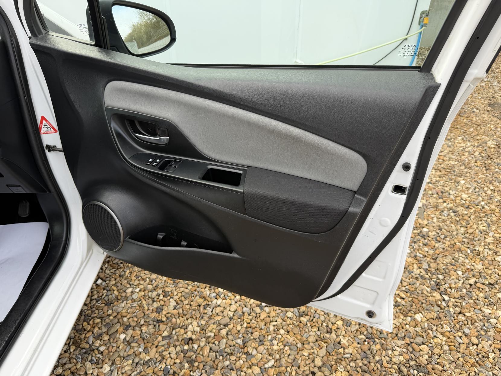 Toyota Yaris 1.33 Dual VVT-i Icon Hatchback 5dr Petrol Manual Euro 5 Euro 5 (99 ps)