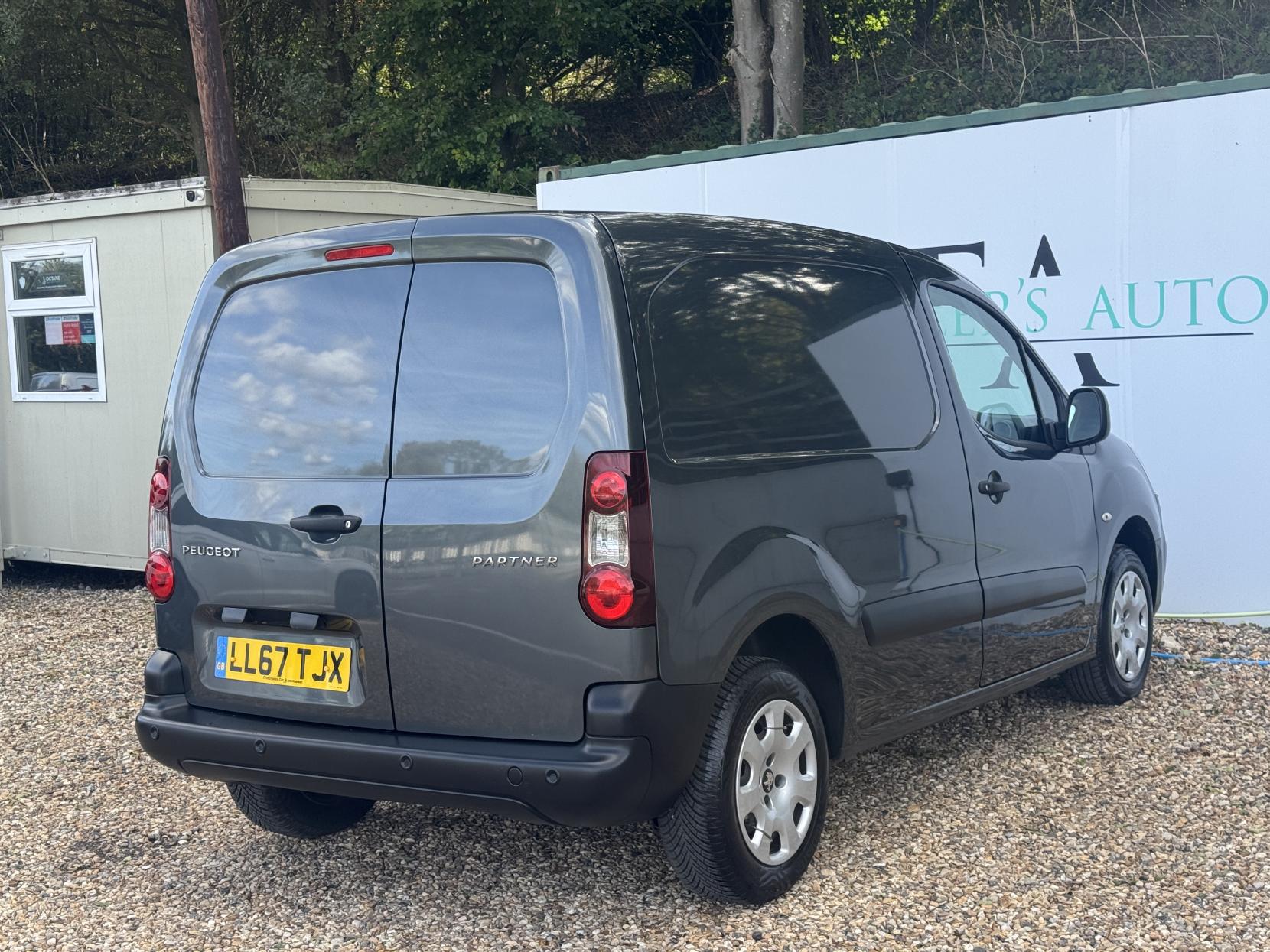 Peugeot Partner 1.6 BlueHDi 854 Professional Panel Van 5dr Diesel Manual L1 (112 g/km, 97.64 bhp)