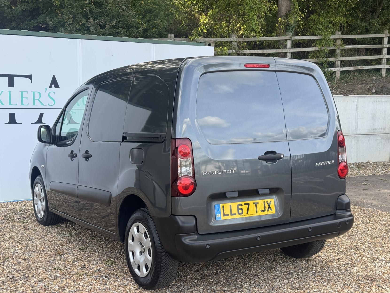 Peugeot Partner 1.6 BlueHDi 854 Professional Panel Van 5dr Diesel Manual L1 (112 g/km, 97.64 bhp)