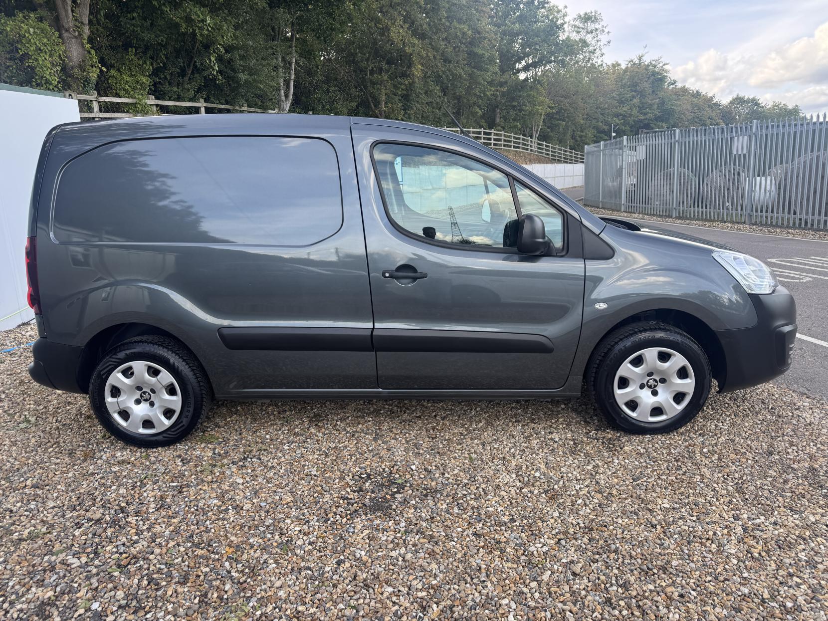 Peugeot Partner 1.6 BlueHDi 854 Professional Panel Van 5dr Diesel Manual L1 (112 g/km, 97.64 bhp)