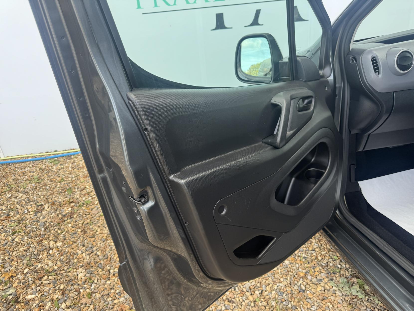 Peugeot Partner 1.6 BlueHDi 854 Professional Panel Van 5dr Diesel Manual L1 (112 g/km, 97.64 bhp)