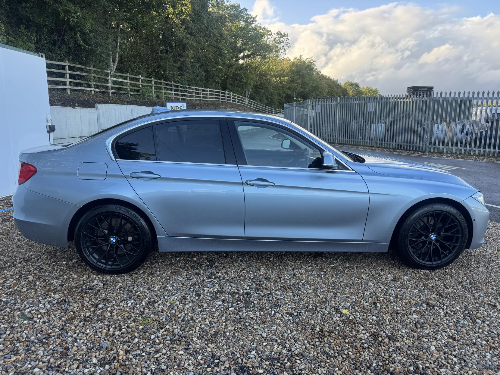 BMW 3 Series 3.0 330d Luxury Saloon 4dr Diesel Auto xDrive Euro 5 (s/s) (258 ps)