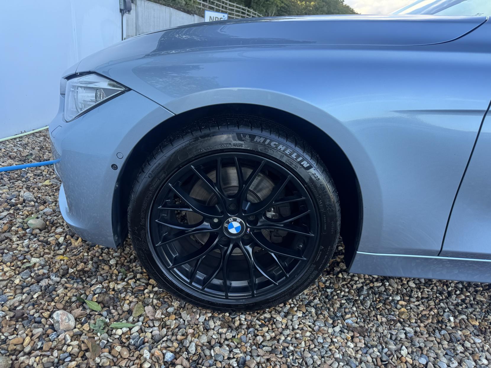 BMW 3 Series 3.0 330d Luxury Saloon 4dr Diesel Auto xDrive Euro 5 (s/s) (258 ps)