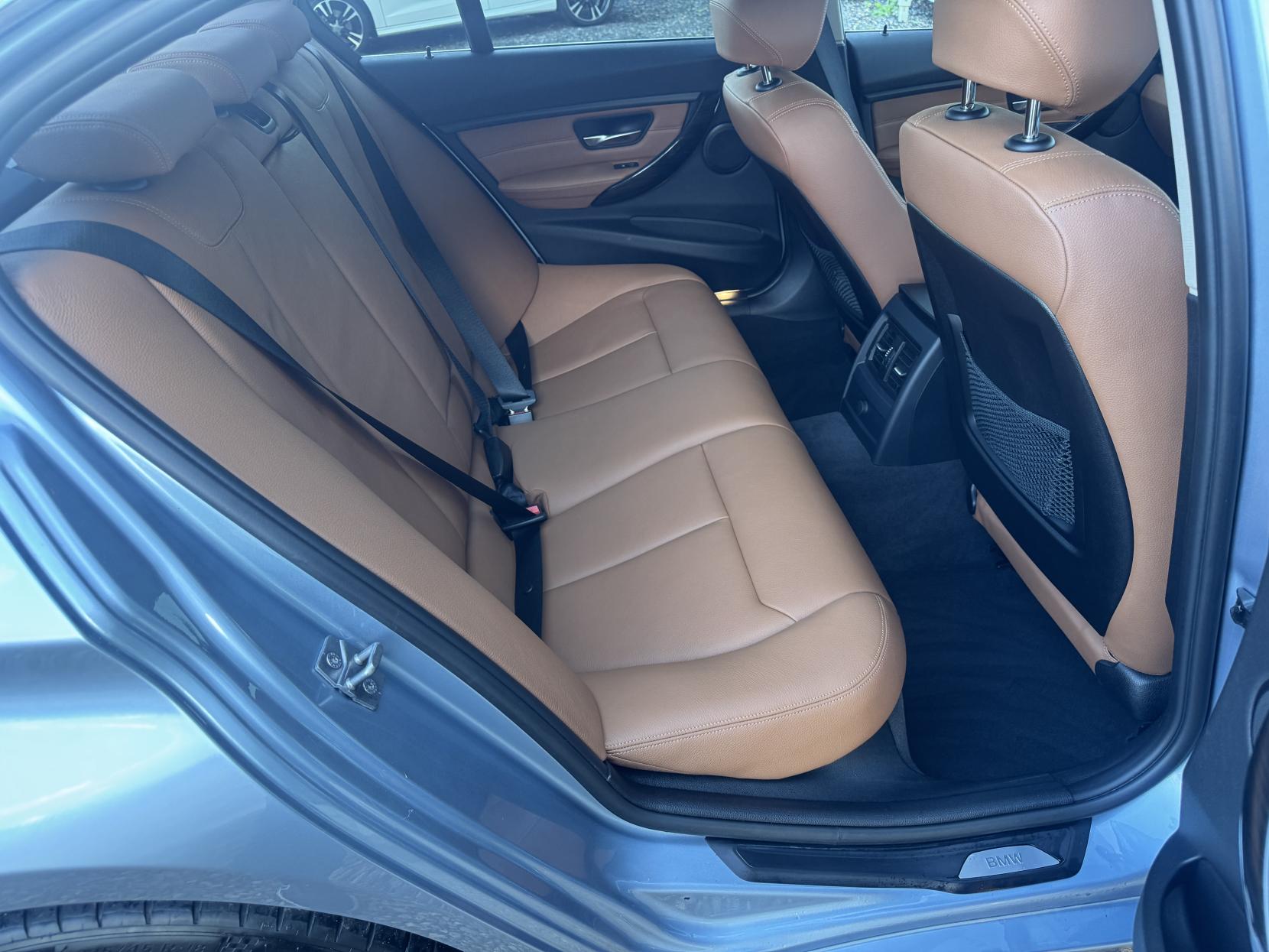 BMW 3 Series 3.0 330d Luxury Saloon 4dr Diesel Auto xDrive Euro 5 (s/s) (258 ps)