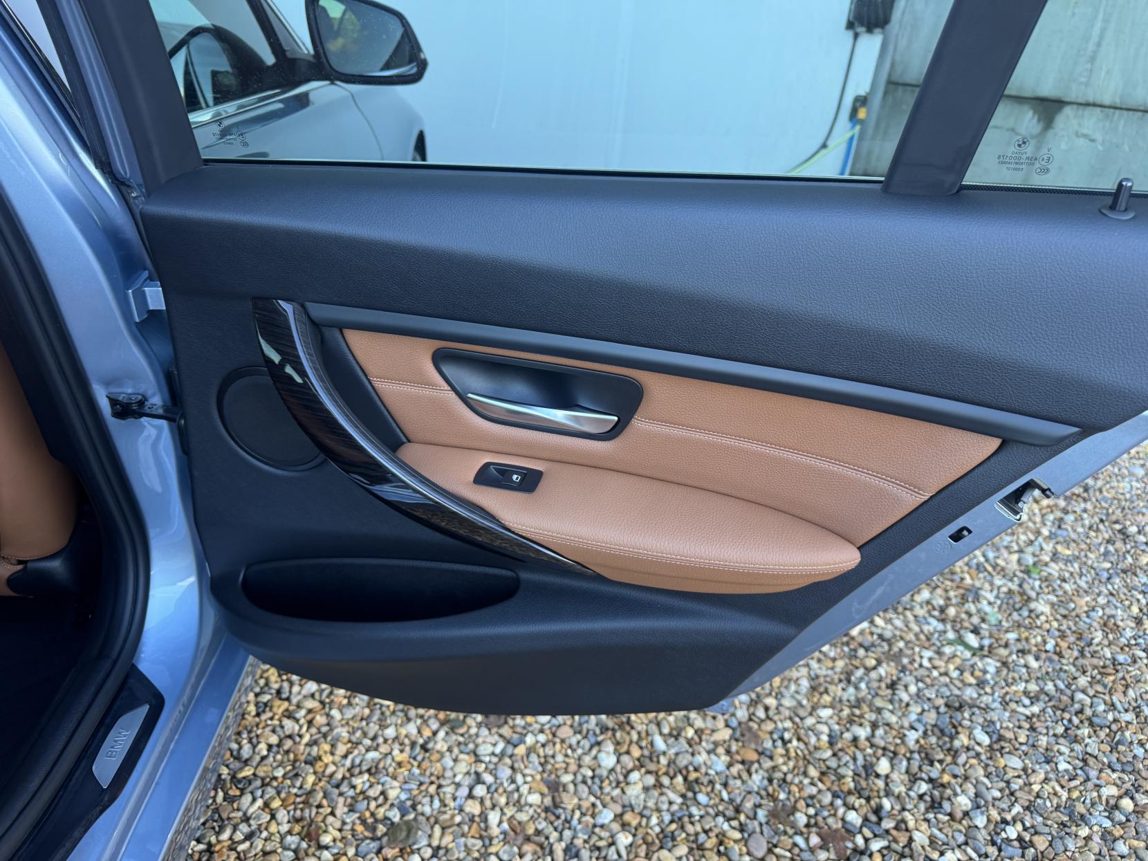 BMW 3 Series 3.0 330d Luxury Saloon 4dr Diesel Auto xDrive Euro 5 (s/s) (258 ps)