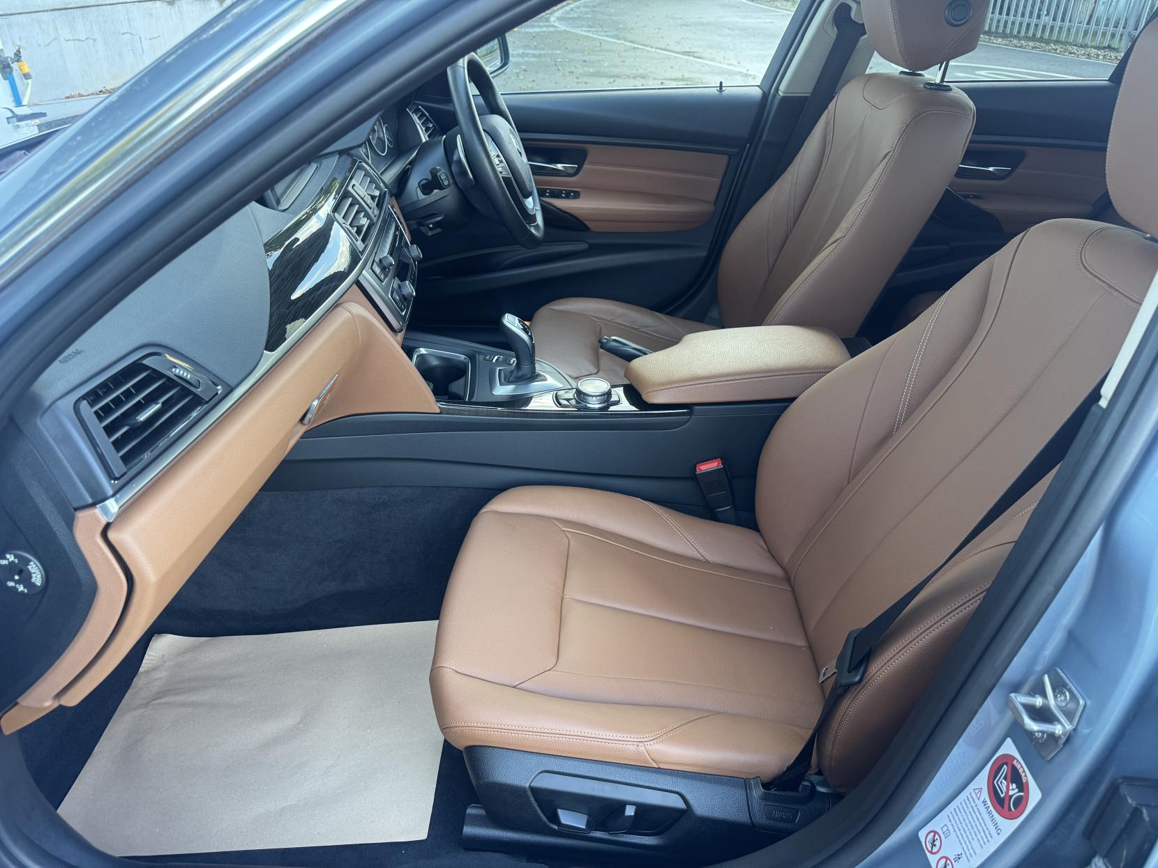 BMW 3 Series 3.0 330d Luxury Saloon 4dr Diesel Auto xDrive Euro 5 (s/s) (258 ps)