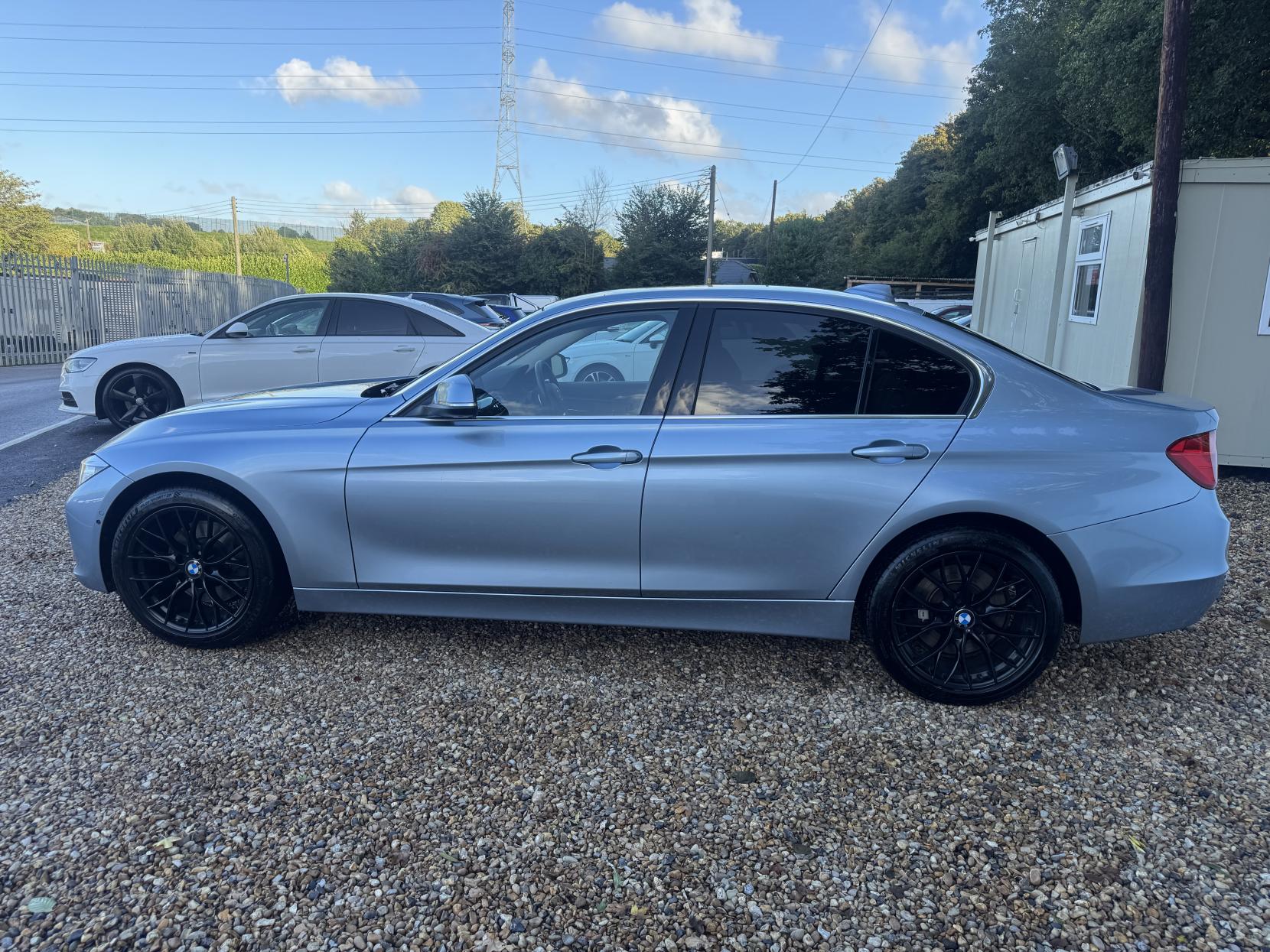 BMW 3 Series 3.0 330d Luxury Saloon 4dr Diesel Auto xDrive Euro 5 (s/s) (258 ps)