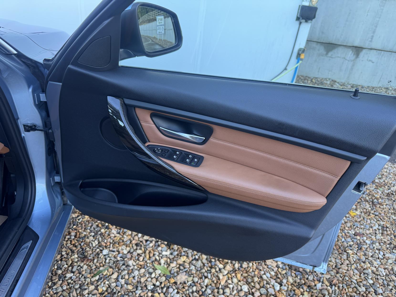 BMW 3 Series 3.0 330d Luxury Saloon 4dr Diesel Auto xDrive Euro 5 (s/s) (258 ps)