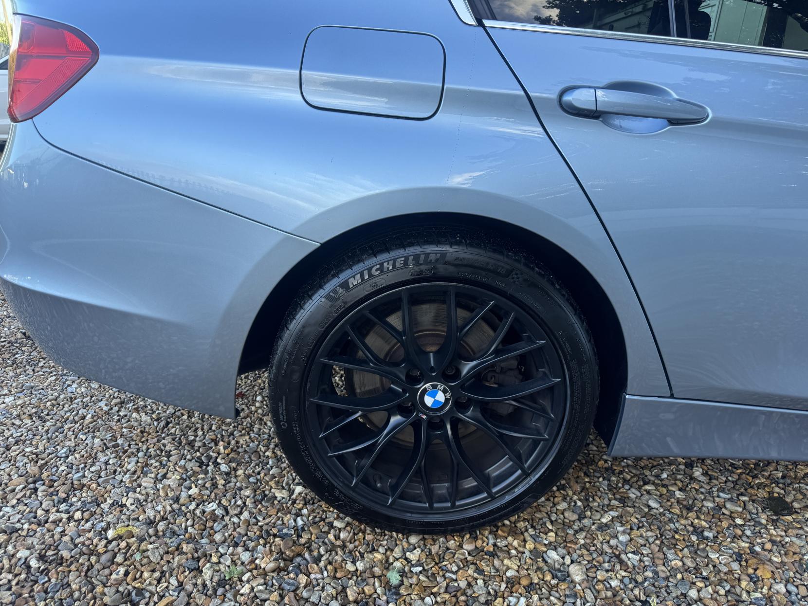 BMW 3 Series 3.0 330d Luxury Saloon 4dr Diesel Auto xDrive Euro 5 (s/s) (258 ps)