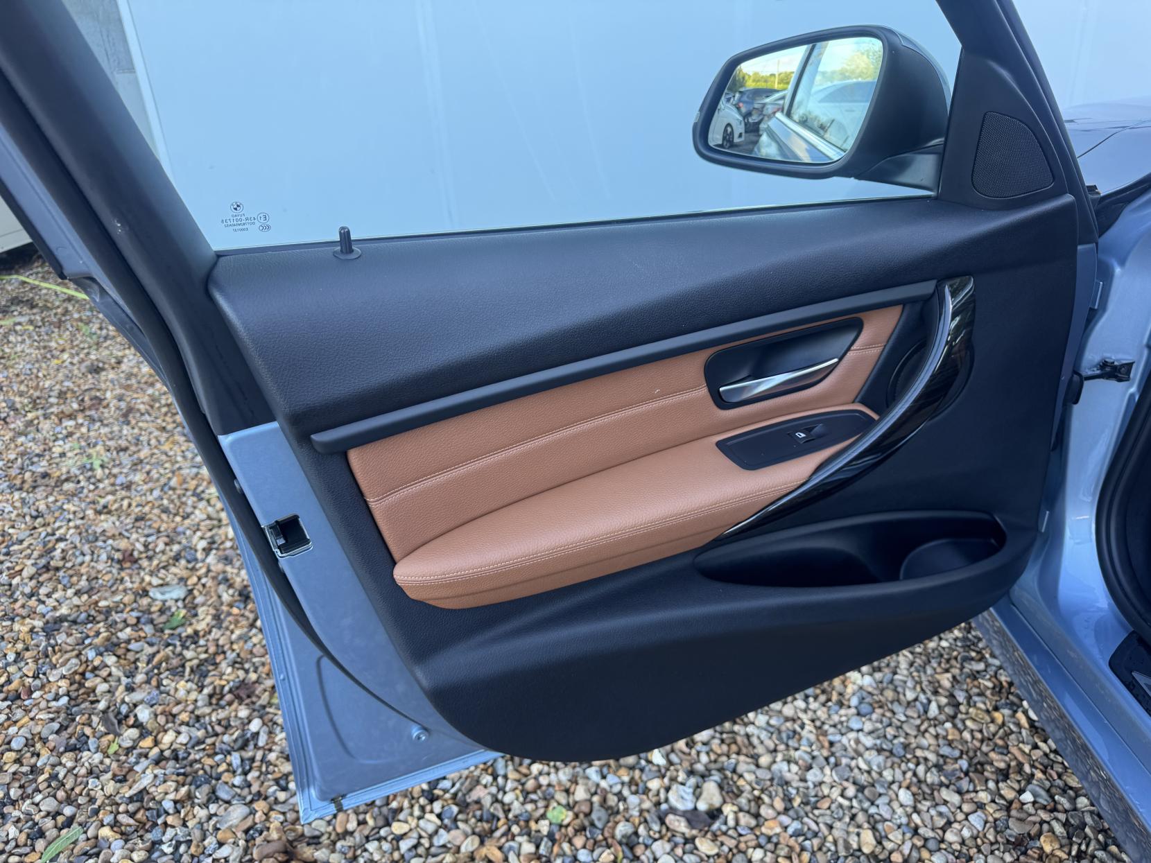BMW 3 Series 3.0 330d Luxury Saloon 4dr Diesel Auto xDrive Euro 5 (s/s) (258 ps)