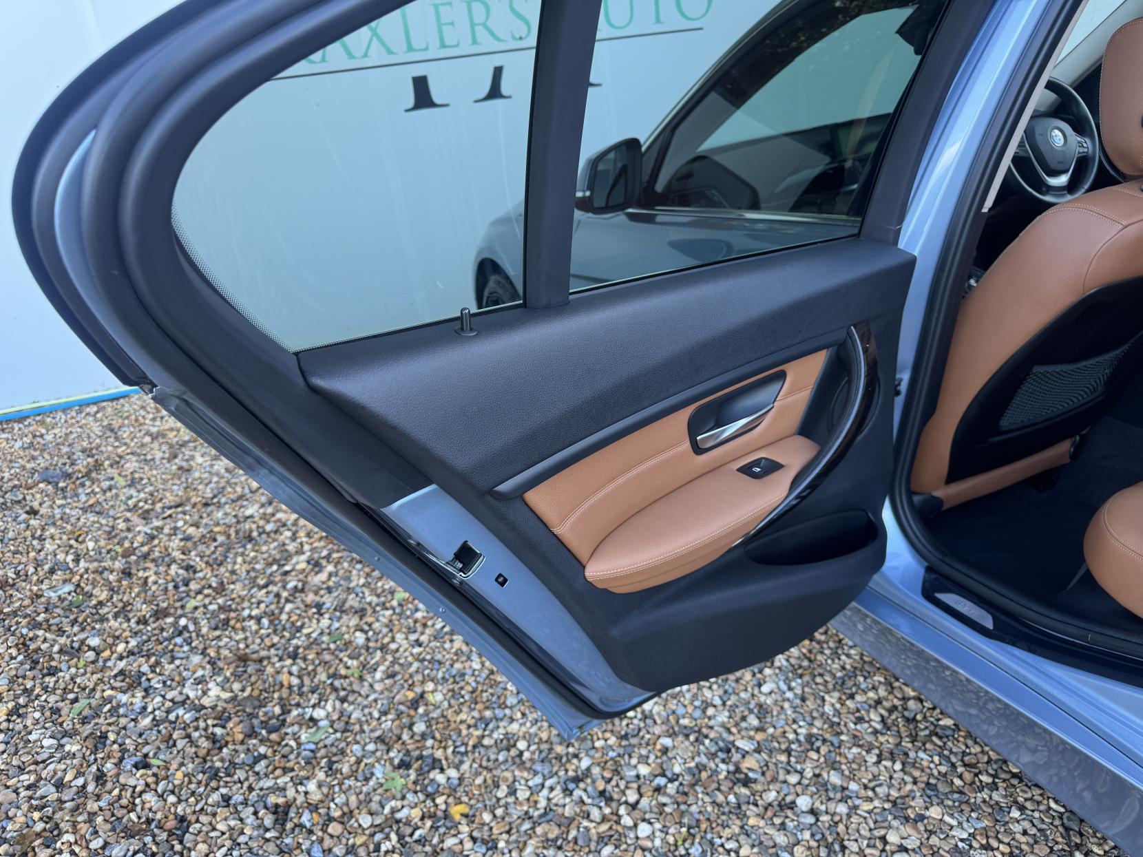 BMW 3 Series 3.0 330d Luxury Saloon 4dr Diesel Auto xDrive Euro 5 (s/s) (258 ps)