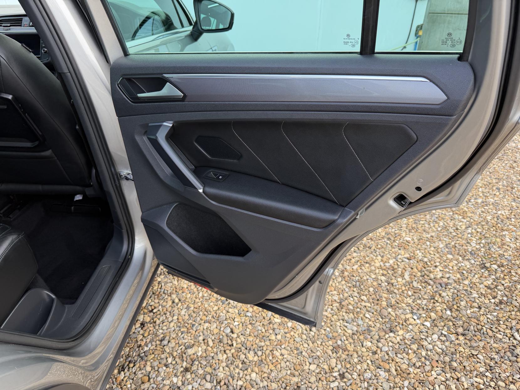 Volkswagen Tiguan 2.0 TDI BlueMotion Tech R-Line SUV 5dr Diesel Manual 4Motion Euro 6 (s/s) (150 ps)