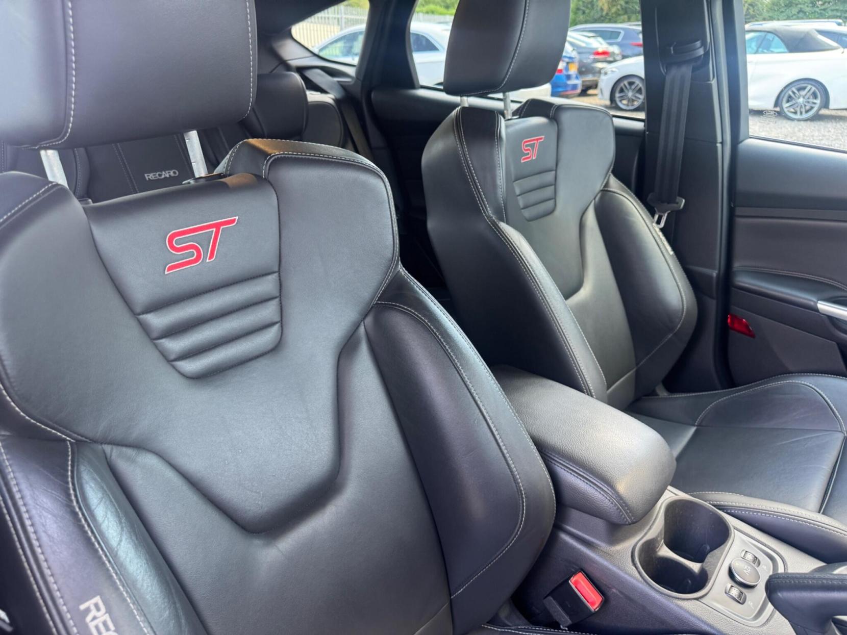 Ford Focus 2.0T EcoBoost ST-3 Euro 5 (s/s) 5dr