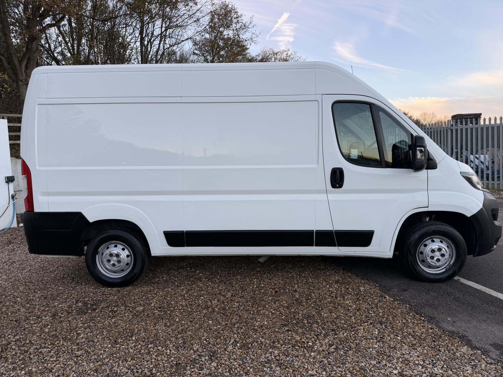 Peugeot Boxer 2.0 BlueHDi 335 Professional Panel Van 5dr Diesel Manual L2 H2 Euro 6 (130 ps)