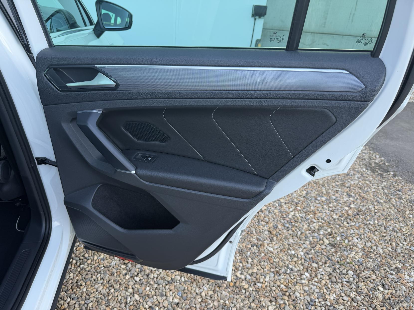 Volkswagen Tiguan 2.0 TDI BlueMotion Tech R-Line SUV 5dr Diesel DSG Euro 6 (s/s) (150 ps)