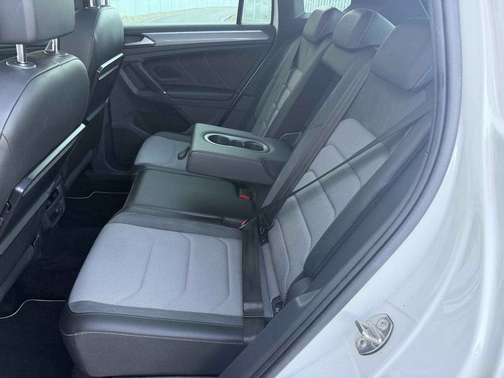 Volkswagen Tiguan 2.0 TDI BlueMotion Tech R-Line SUV 5dr Diesel DSG Euro 6 (s/s) (150 ps)