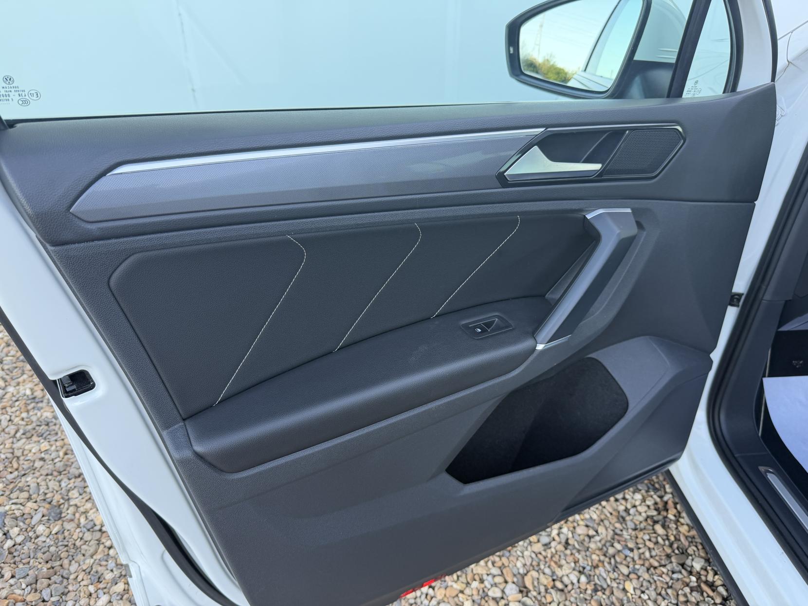 Volkswagen Tiguan 2.0 TDI BlueMotion Tech R-Line SUV 5dr Diesel DSG Euro 6 (s/s) (150 ps)