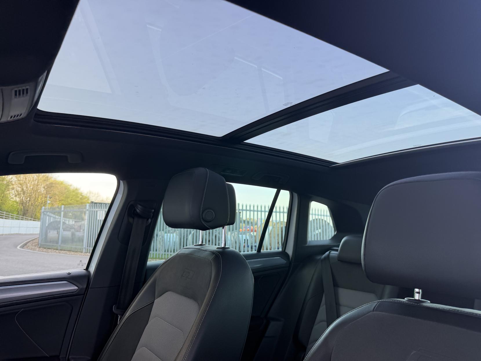 Volkswagen Tiguan 2.0 TDI BlueMotion Tech R-Line SUV 5dr Diesel DSG Euro 6 (s/s) (150 ps)