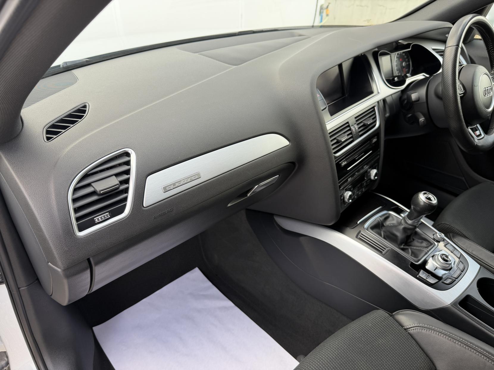 Audi A4 Avant 2.0 TDI S line Estate 5dr Diesel Manual quattro Euro 6 (s/s) (Nav) (190 ps)