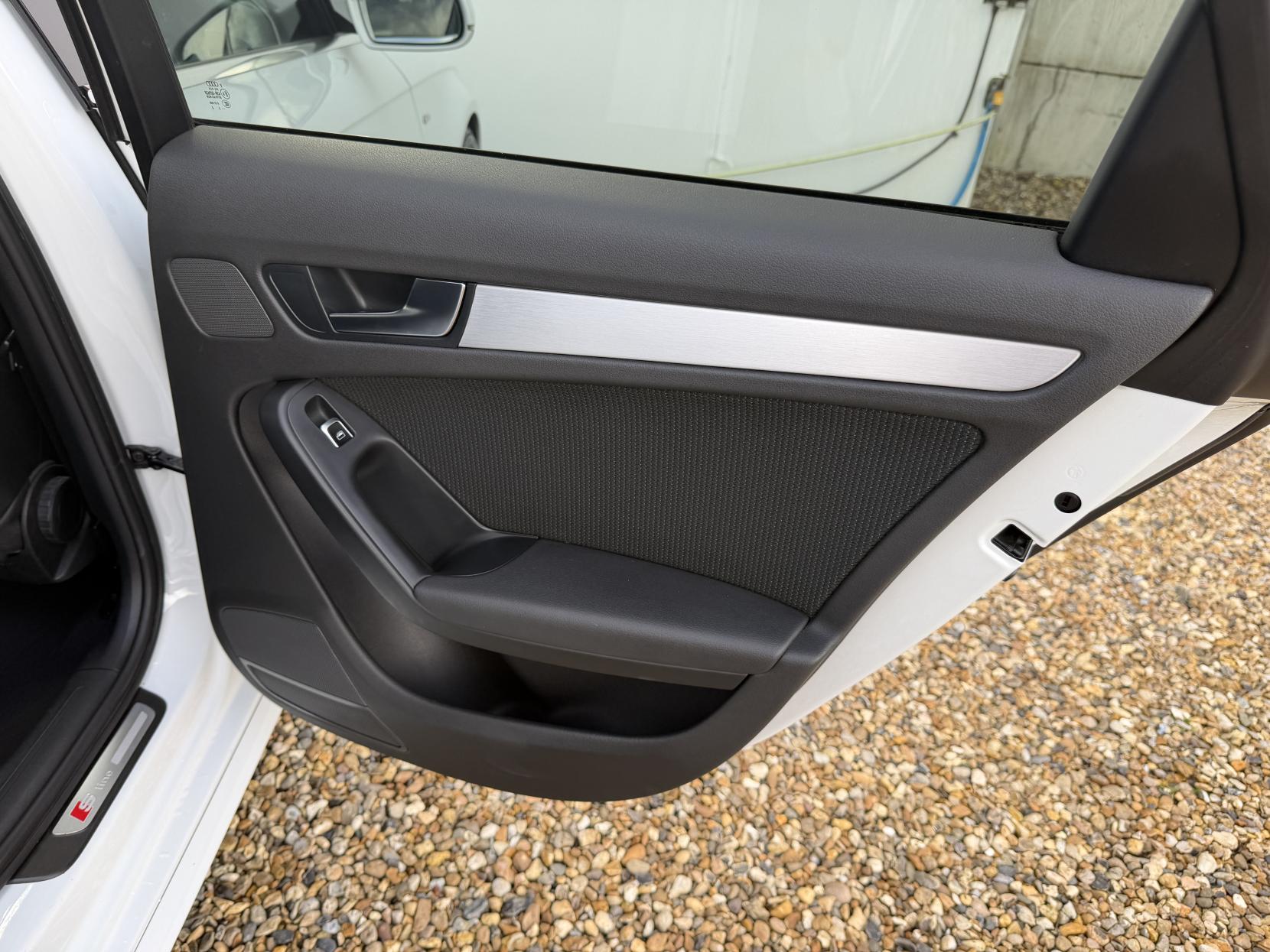 Audi A4 Avant 2.0 TDI S line Estate 5dr Diesel Manual quattro Euro 6 (s/s) (Nav) (190 ps)