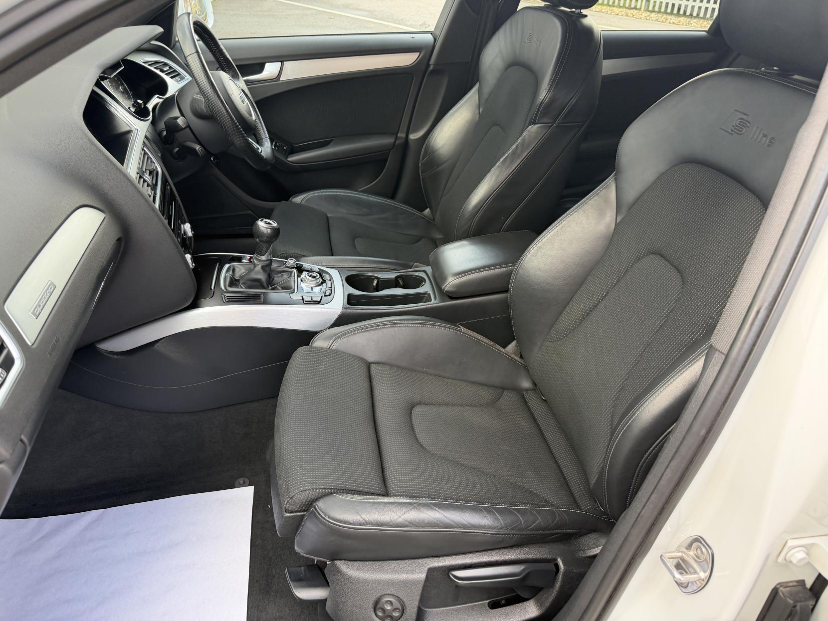 Audi A4 Avant 2.0 TDI S line Estate 5dr Diesel Manual quattro Euro 6 (s/s) (Nav) (190 ps)