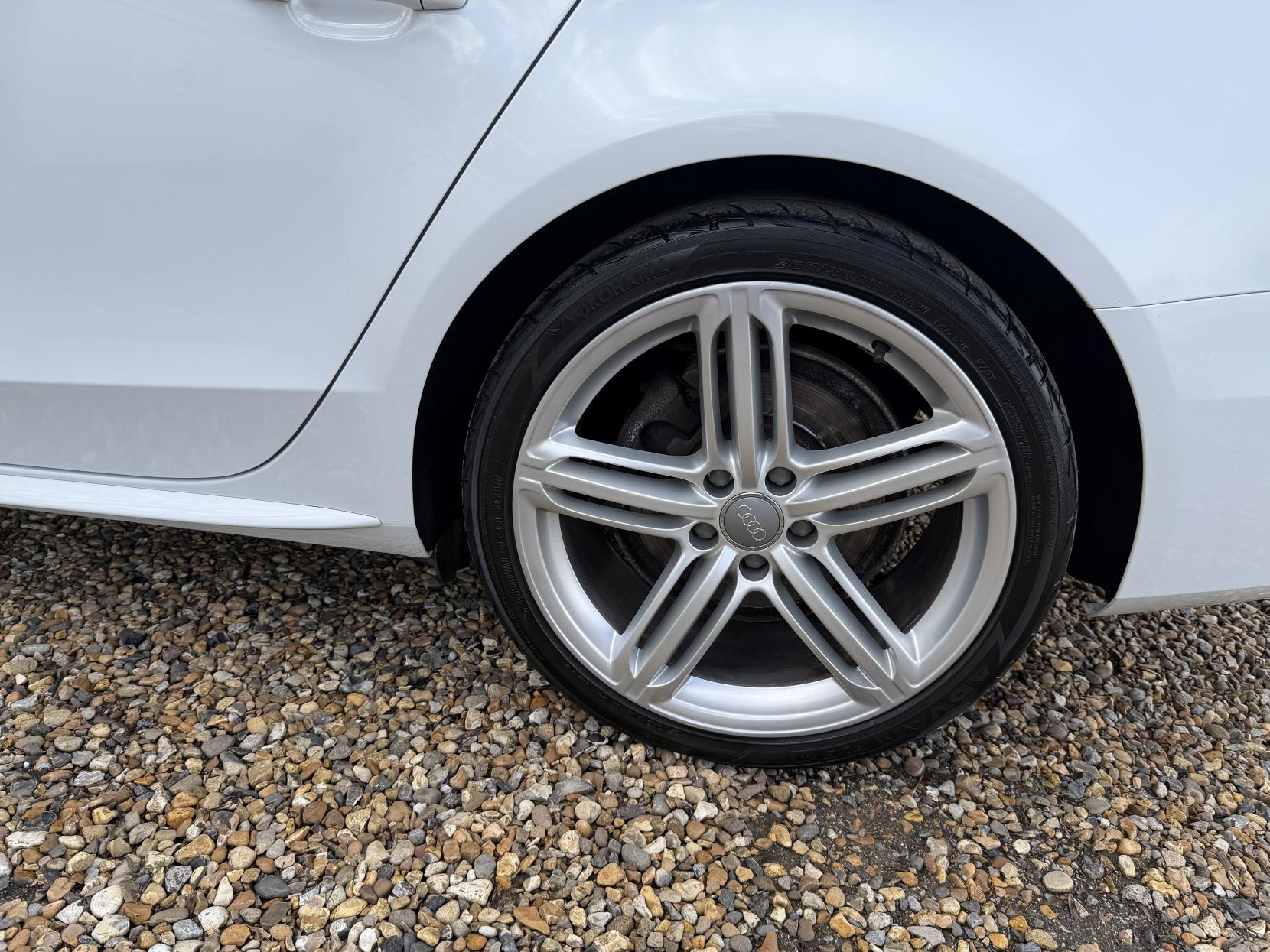 Audi A4 Avant 2.0 TDI S line Estate 5dr Diesel Manual quattro Euro 6 (s/s) (Nav) (190 ps)