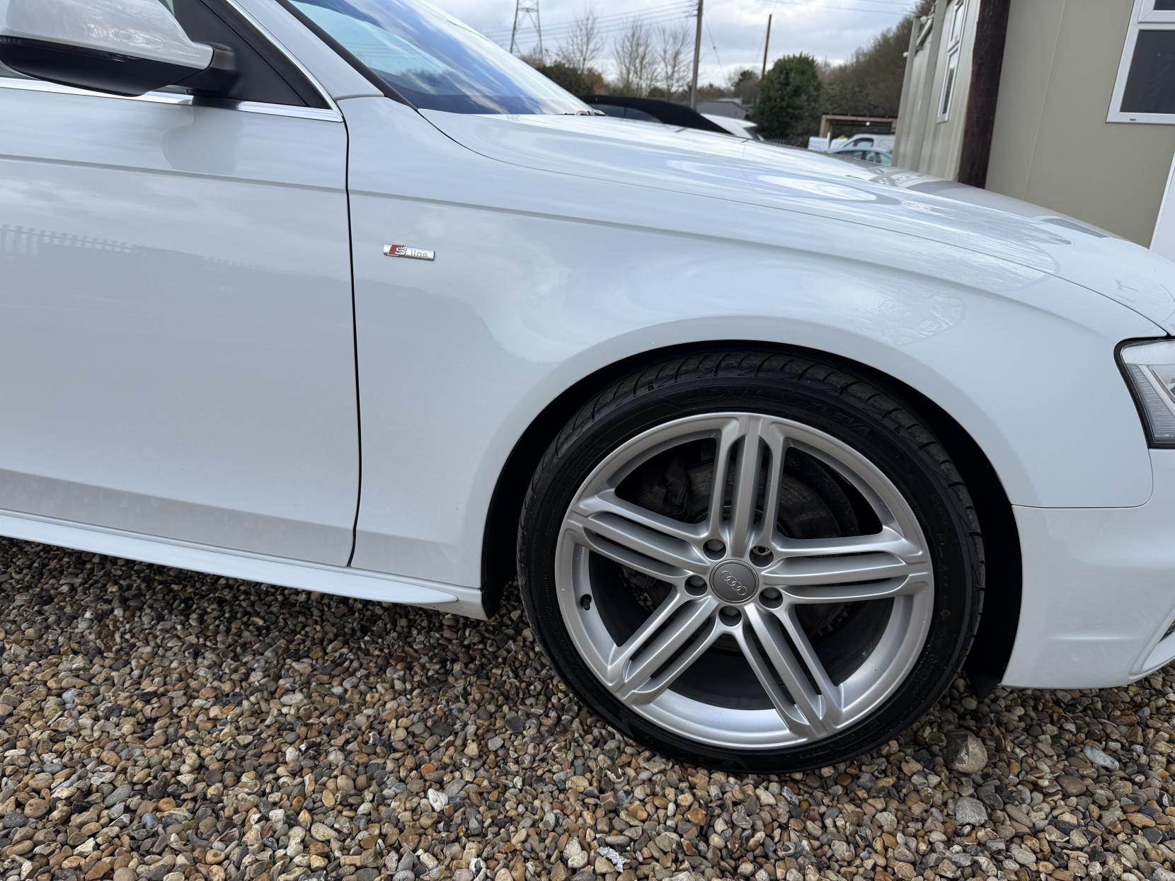 Audi A4 Avant 2.0 TDI S line Estate 5dr Diesel Manual quattro Euro 6 (s/s) (Nav) (190 ps)