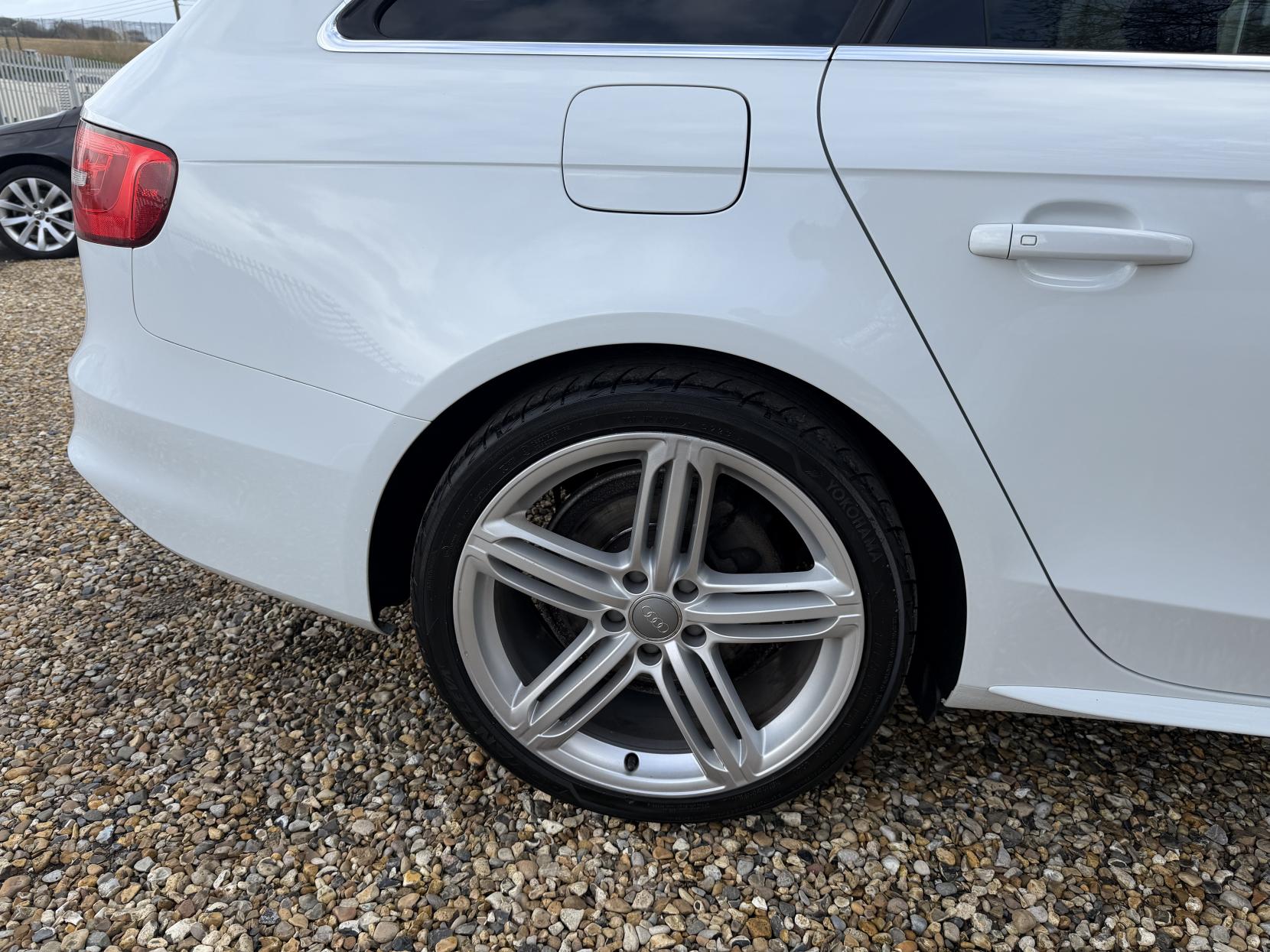 Audi A4 Avant 2.0 TDI S line Estate 5dr Diesel Manual quattro Euro 6 (s/s) (Nav) (190 ps)