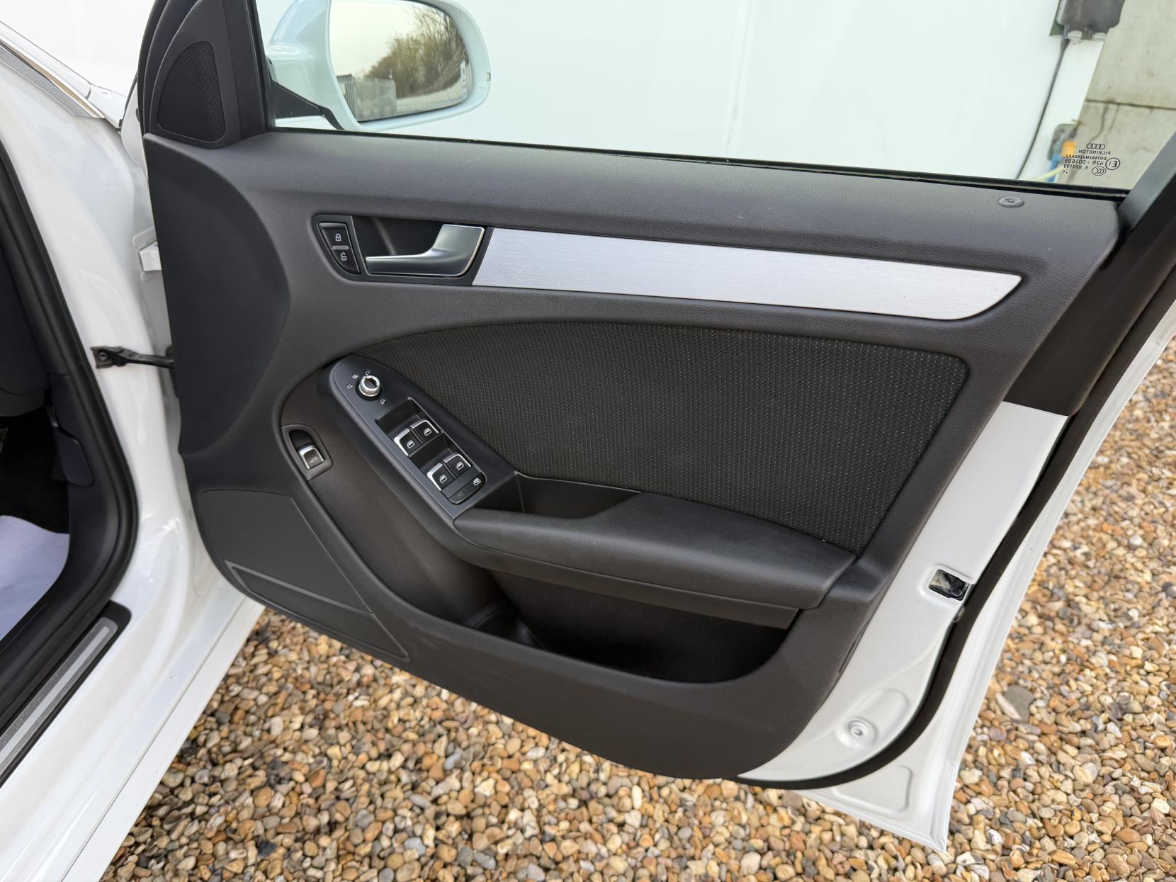 Audi A4 Avant 2.0 TDI S line Estate 5dr Diesel Manual quattro Euro 6 (s/s) (Nav) (190 ps)