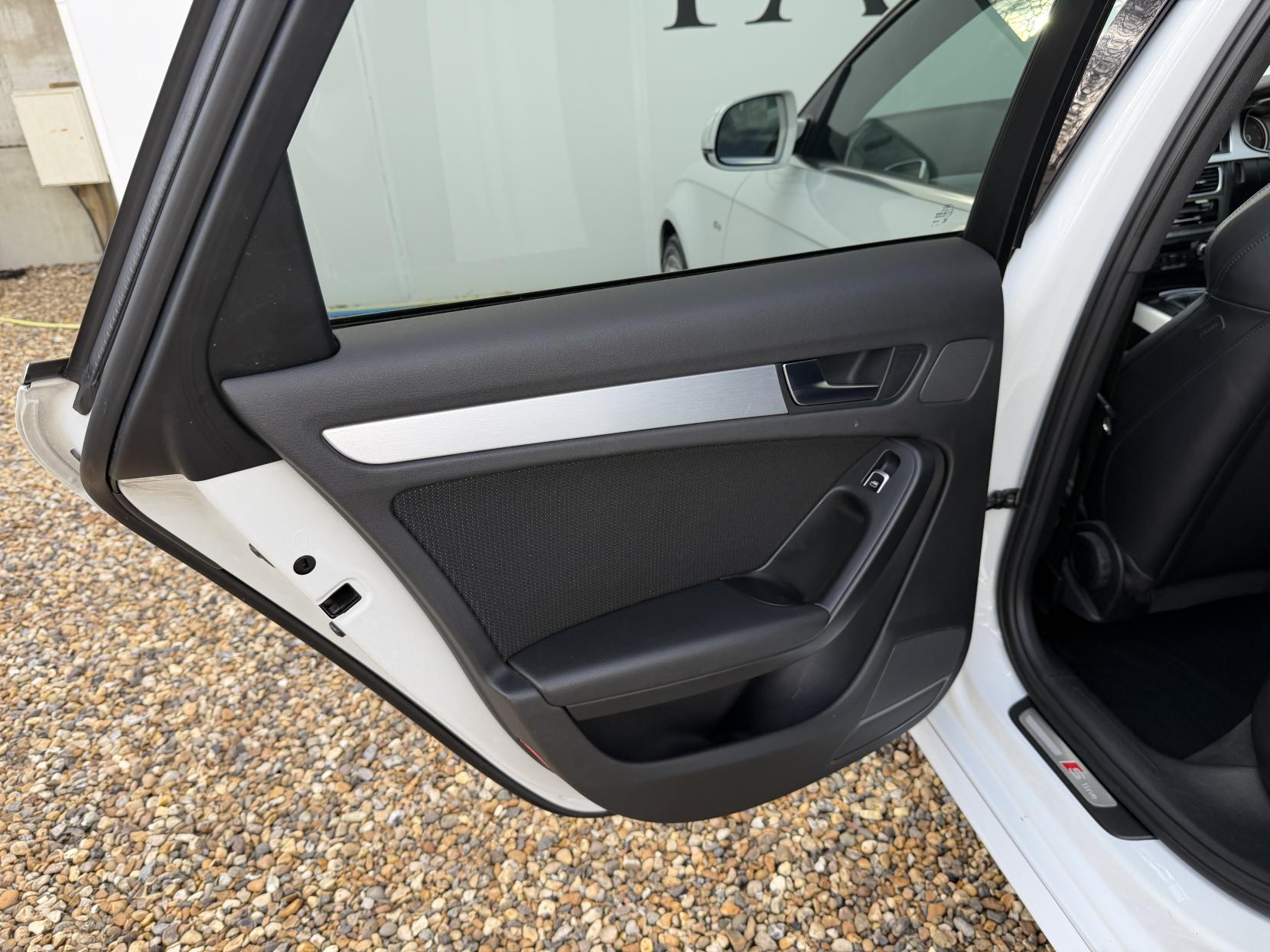 Audi A4 Avant 2.0 TDI S line Estate 5dr Diesel Manual quattro Euro 6 (s/s) (Nav) (190 ps)