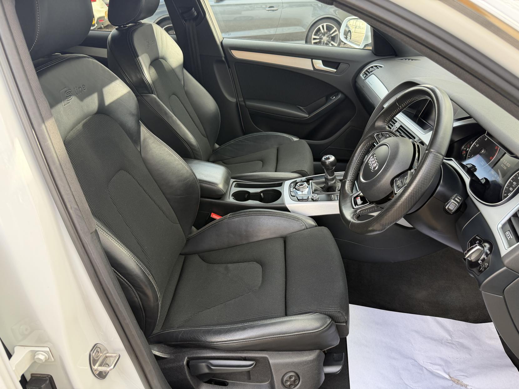 Audi A4 Avant 2.0 TDI S line Estate 5dr Diesel Manual quattro Euro 6 (s/s) (Nav) (190 ps)