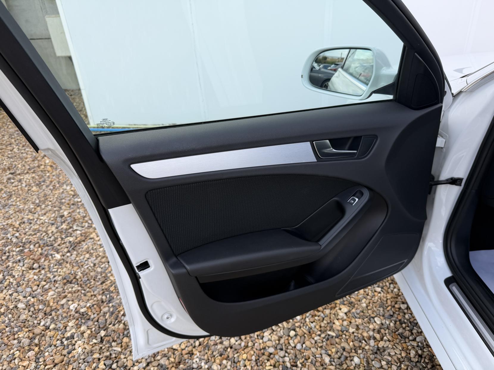 Audi A4 Avant 2.0 TDI S line Estate 5dr Diesel Manual quattro Euro 6 (s/s) (Nav) (190 ps)