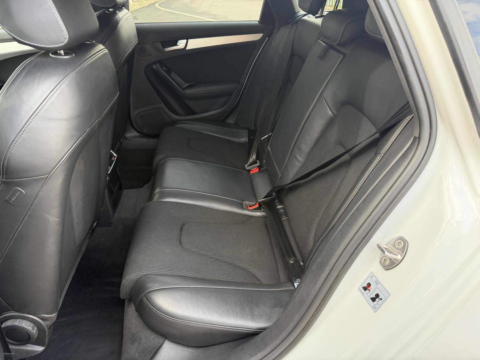 Audi A4 Avant 2.0 TDI S line Estate 5dr Diesel Manual quattro Euro 6 (s/s) (Nav) (190 ps)