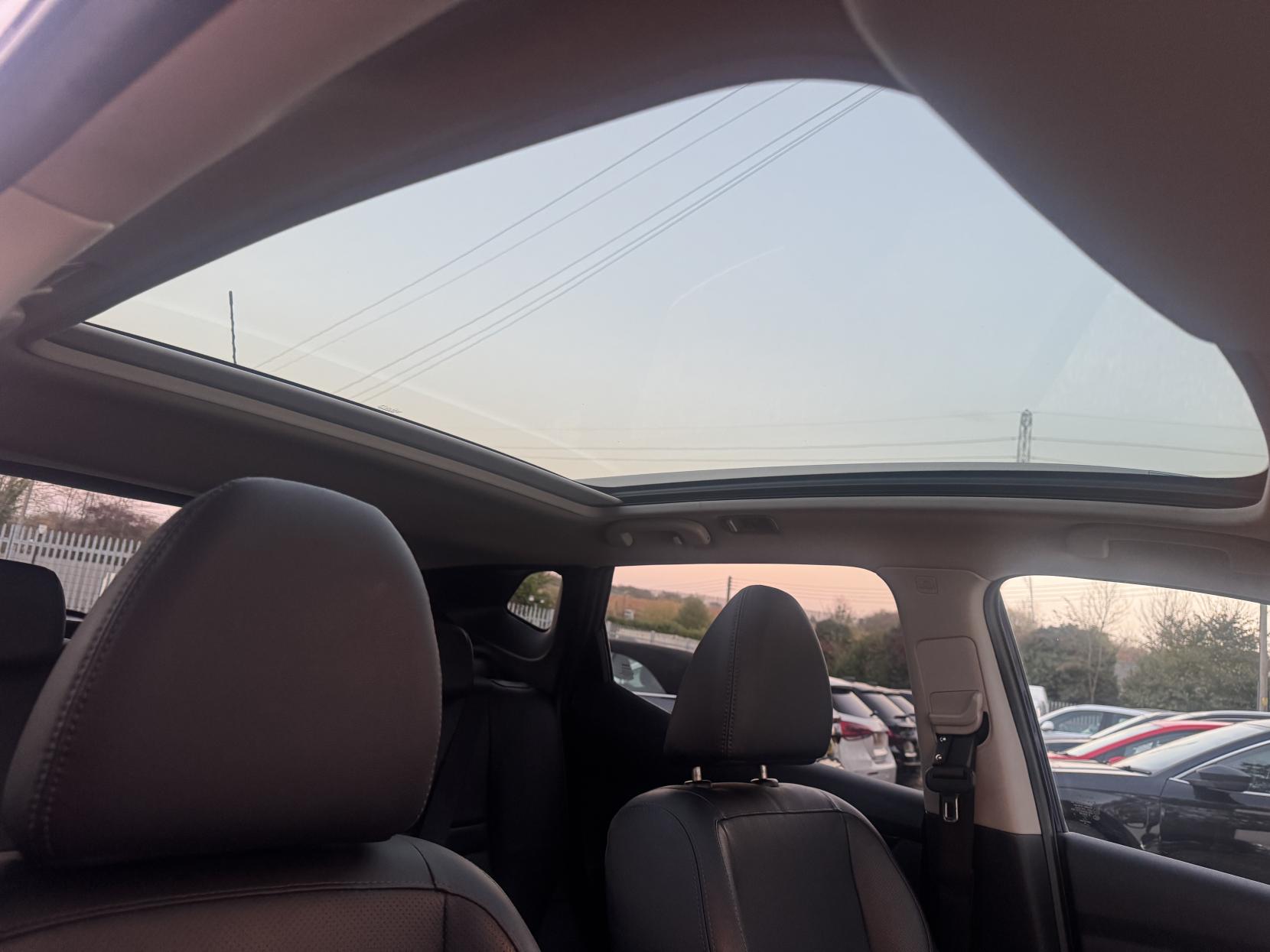 Nissan Qashqai 1.2 DIG-T Tekna SUV 5dr Petrol XTRON 2WD Euro 6 (s/s) (115 ps)