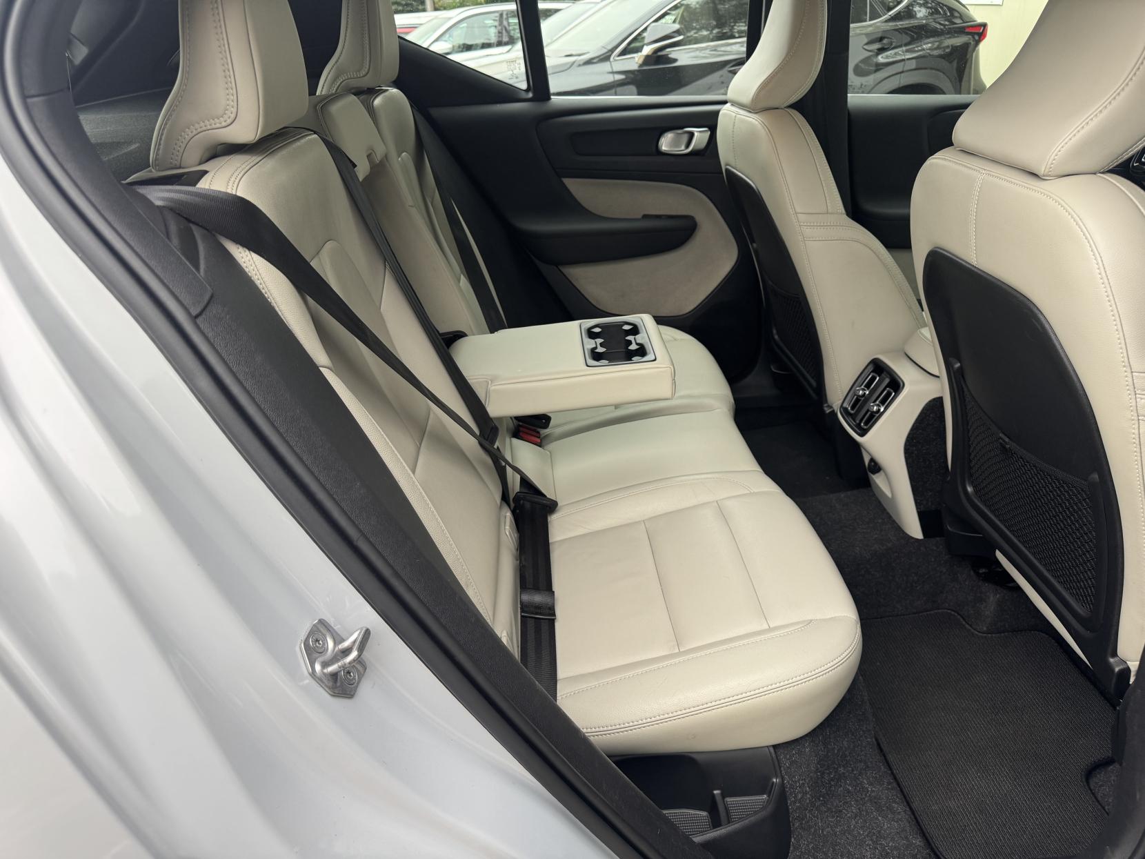 Volvo XC40 2.0 B4 MHEV Inscription SUV 5dr Petrol Hybrid Auto Euro 6 (s/s) (197 ps)