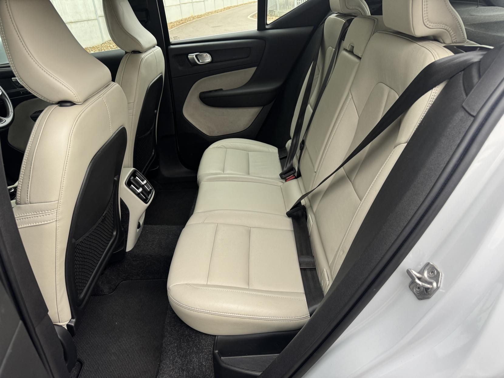 Volvo XC40 2.0 B4 MHEV Inscription SUV 5dr Petrol Hybrid Auto Euro 6 (s/s) (197 ps)