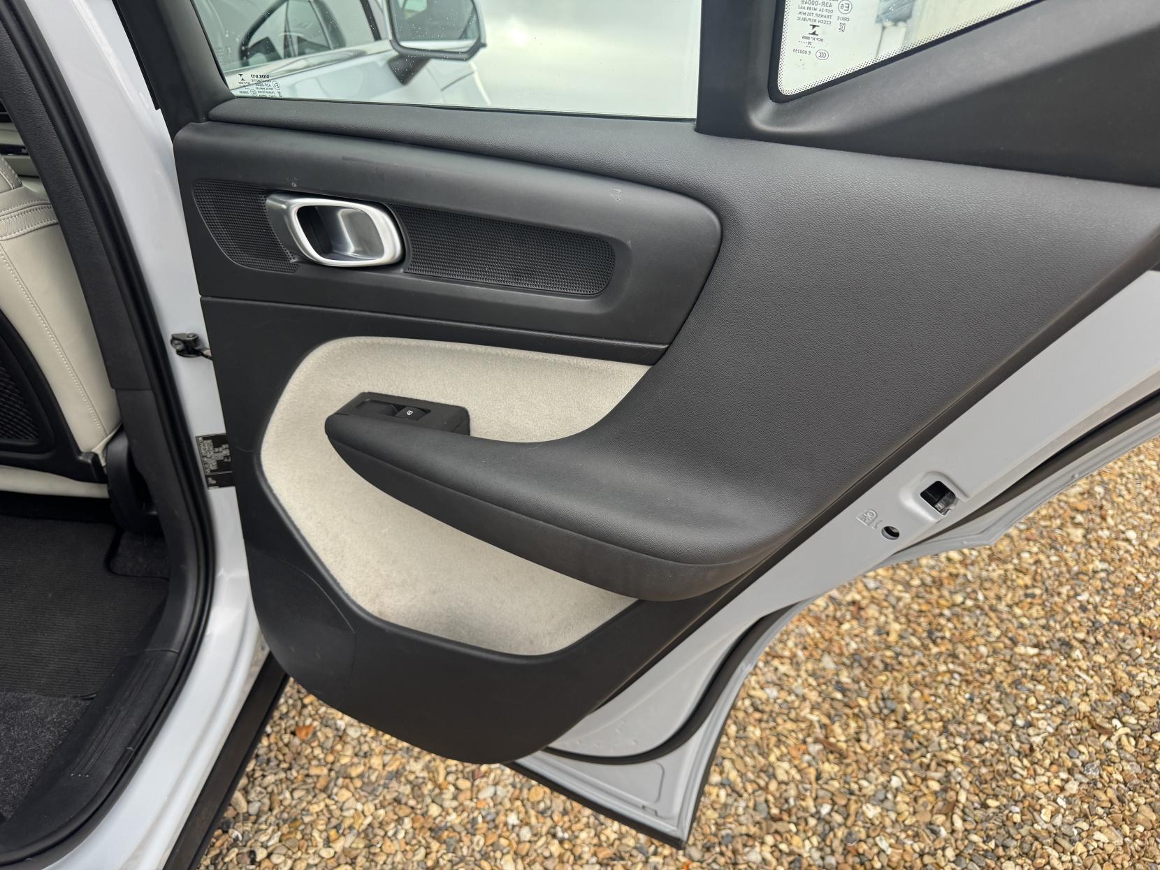 Volvo XC40 2.0 B4 MHEV Inscription SUV 5dr Petrol Hybrid Auto Euro 6 (s/s) (197 ps)