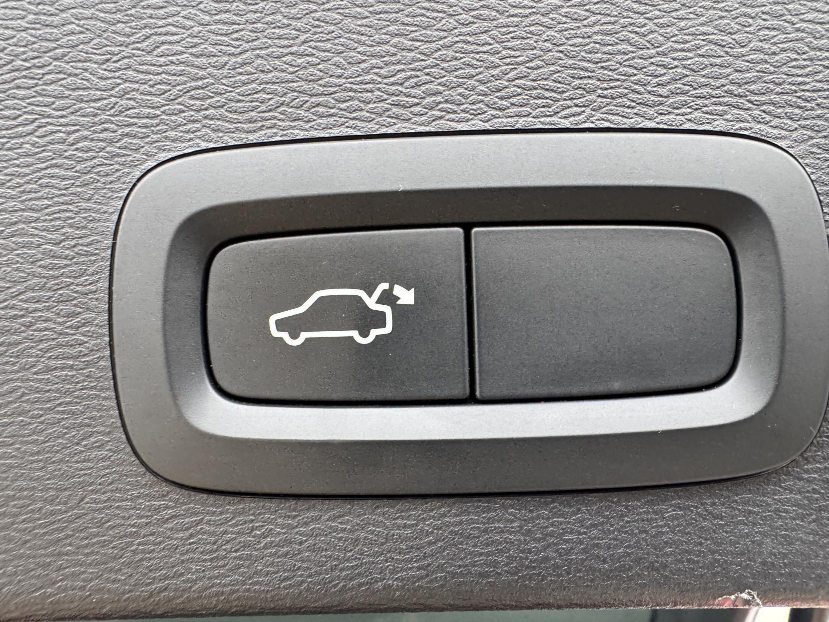 Volvo XC40 2.0 B4 MHEV Inscription SUV 5dr Petrol Hybrid Auto Euro 6 (s/s) (197 ps)