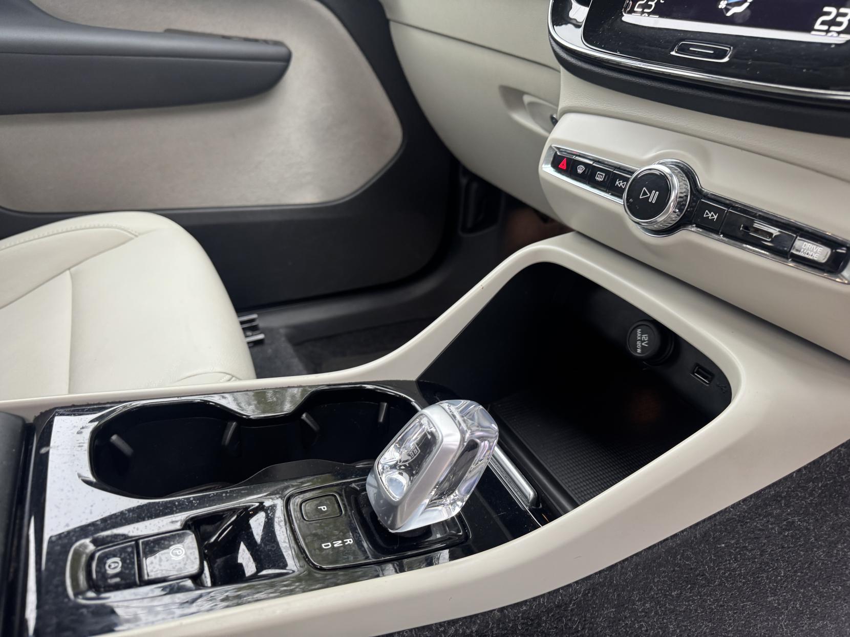 Volvo XC40 2.0 B4 MHEV Inscription SUV 5dr Petrol Hybrid Auto Euro 6 (s/s) (197 ps)