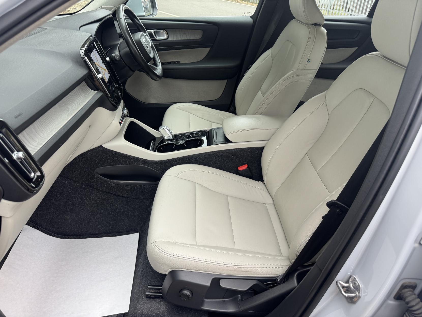 Volvo XC40 2.0 B4 MHEV Inscription SUV 5dr Petrol Hybrid Auto Euro 6 (s/s) (197 ps)