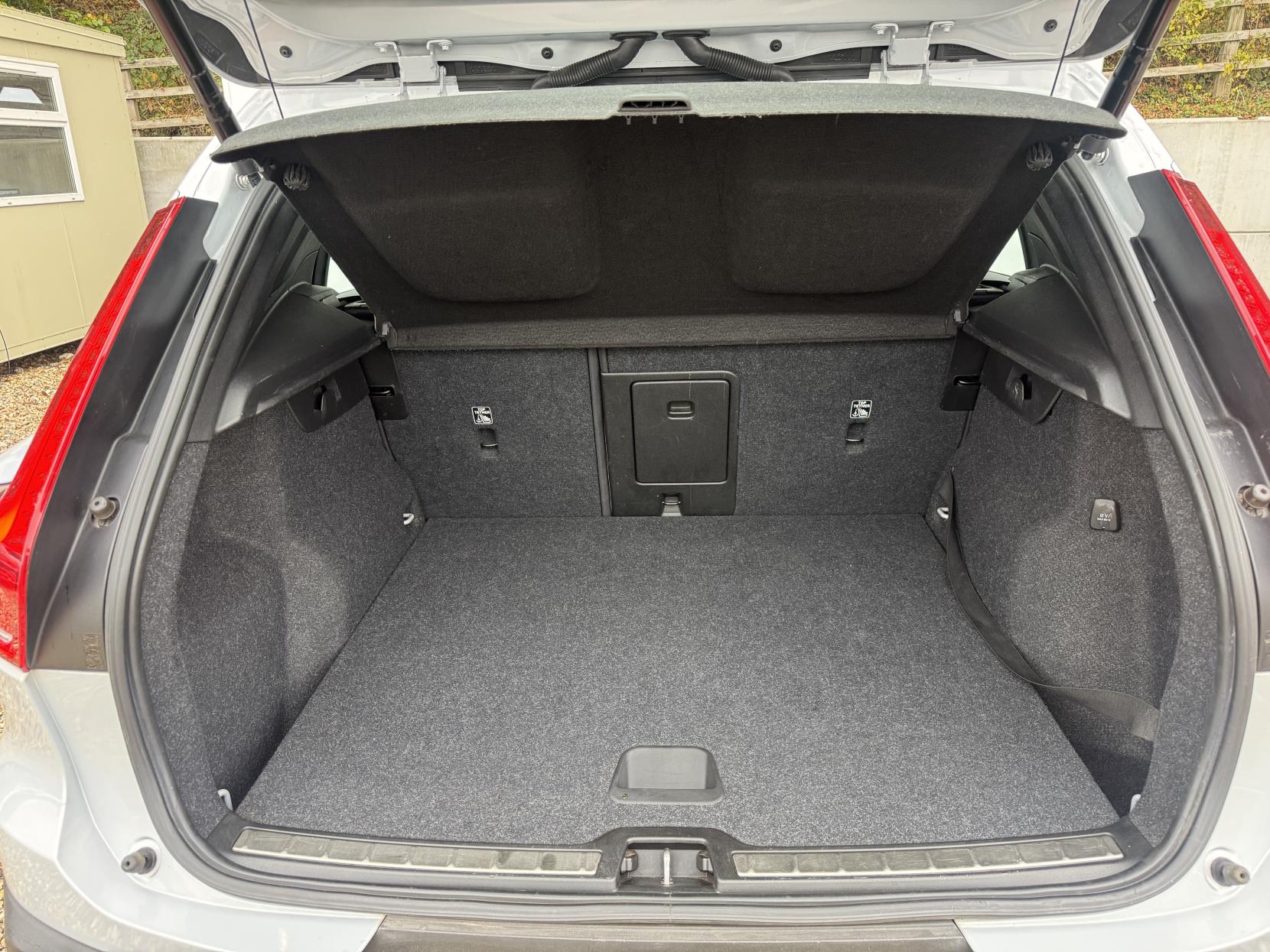 Volvo XC40 2.0 B4 MHEV Inscription SUV 5dr Petrol Hybrid Auto Euro 6 (s/s) (197 ps)