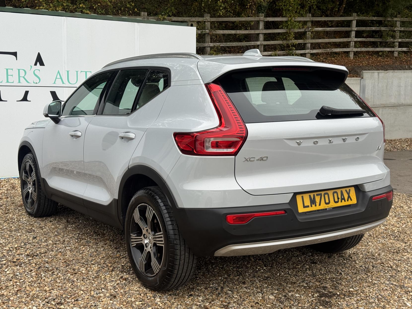 Volvo XC40 2.0 B4 MHEV Inscription SUV 5dr Petrol Hybrid Auto Euro 6 (s/s) (197 ps)