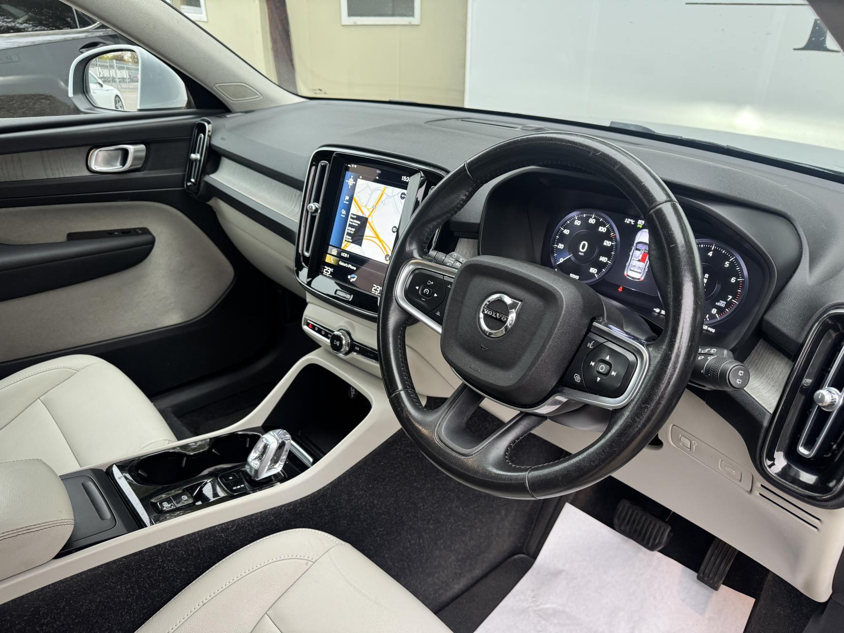Volvo XC40 2.0 B4 MHEV Inscription SUV 5dr Petrol Hybrid Auto Euro 6 (s/s) (197 ps)