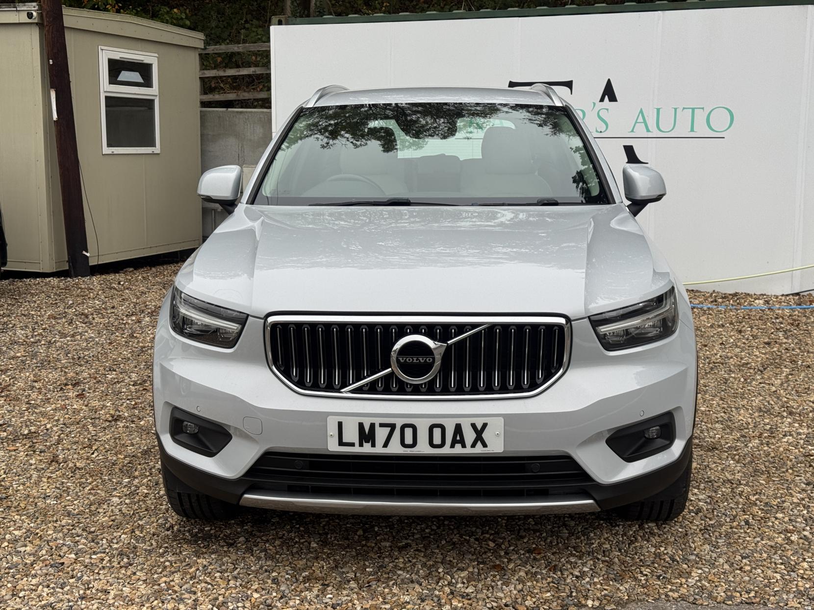 Volvo XC40 2.0 B4 MHEV Inscription SUV 5dr Petrol Hybrid Auto Euro 6 (s/s) (197 ps)