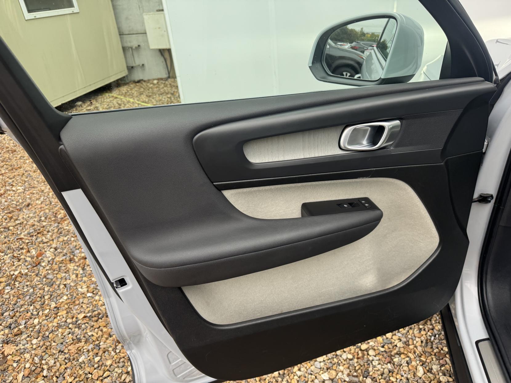 Volvo XC40 2.0 B4 MHEV Inscription SUV 5dr Petrol Hybrid Auto Euro 6 (s/s) (197 ps)