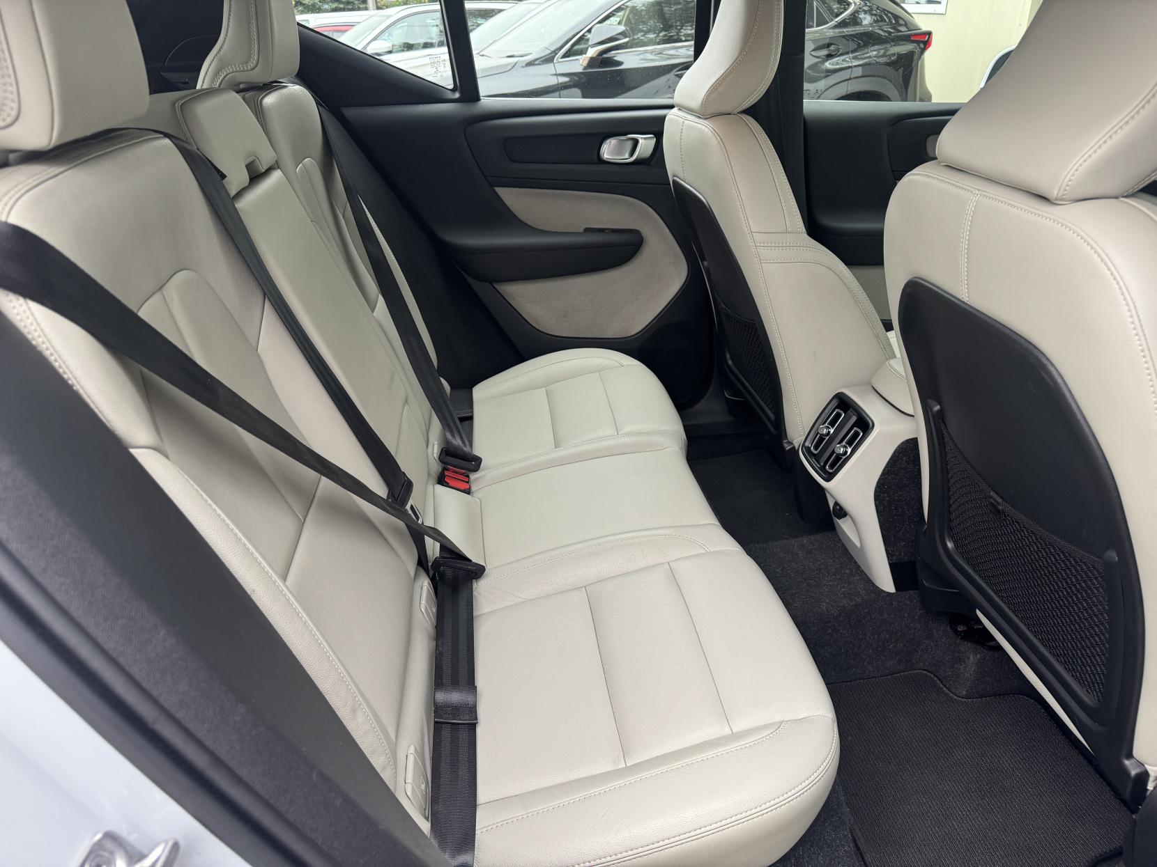 Volvo XC40 2.0 B4 MHEV Inscription SUV 5dr Petrol Hybrid Auto Euro 6 (s/s) (197 ps)