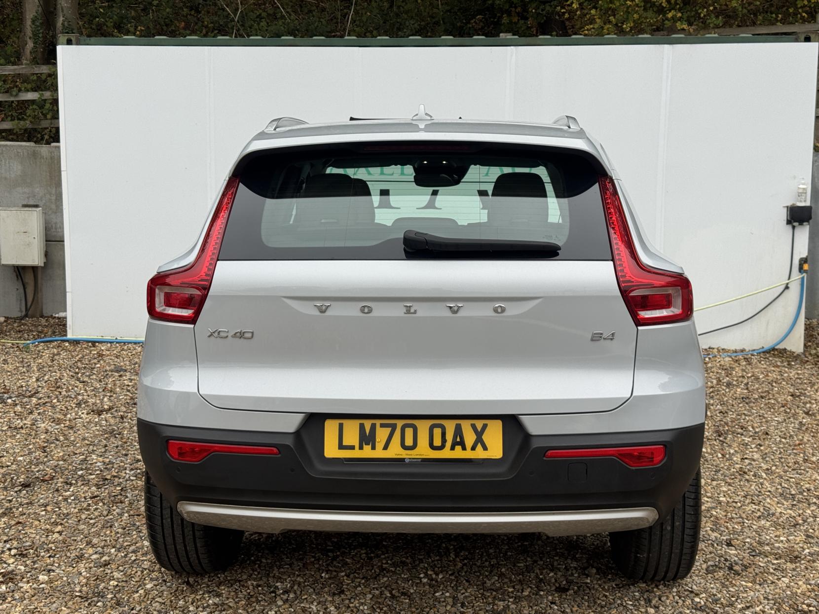 Volvo XC40 2.0 B4 MHEV Inscription SUV 5dr Petrol Hybrid Auto Euro 6 (s/s) (197 ps)