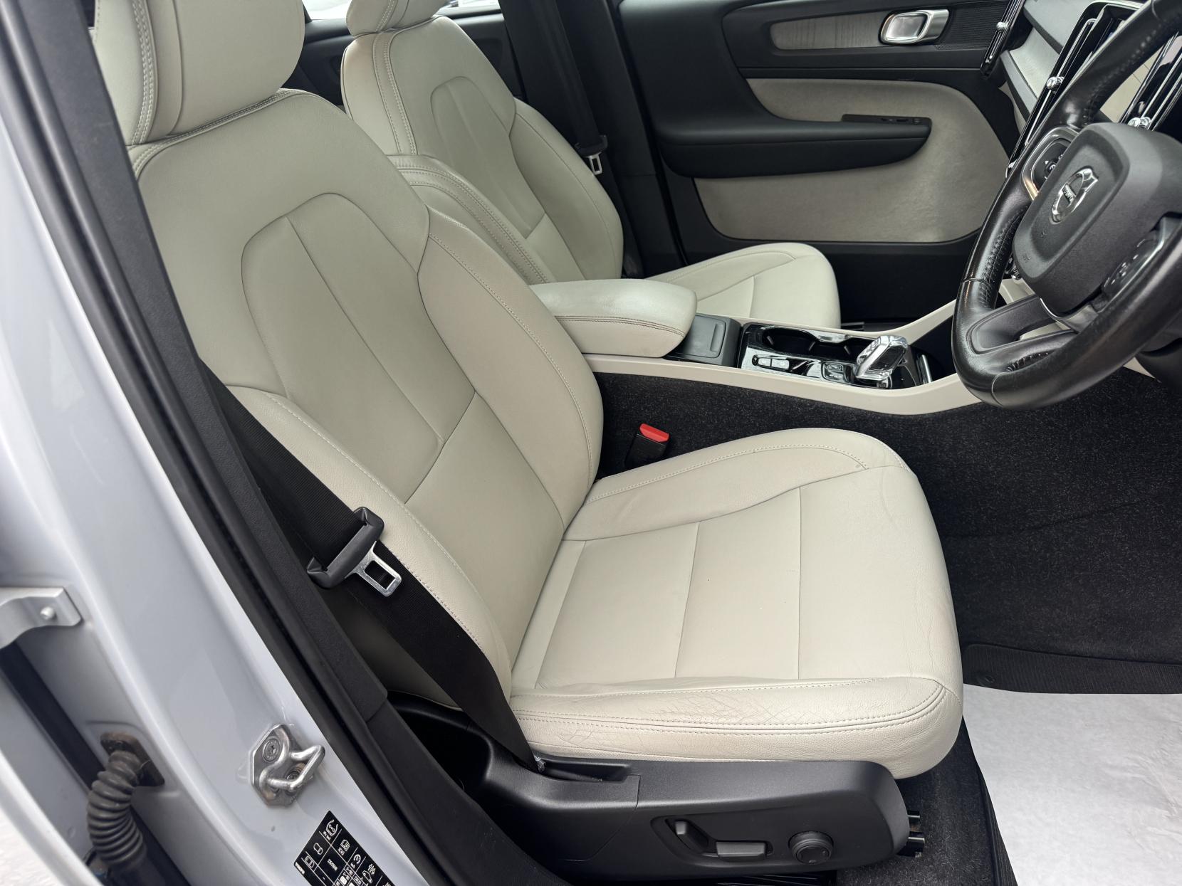 Volvo XC40 2.0 B4 MHEV Inscription SUV 5dr Petrol Hybrid Auto Euro 6 (s/s) (197 ps)