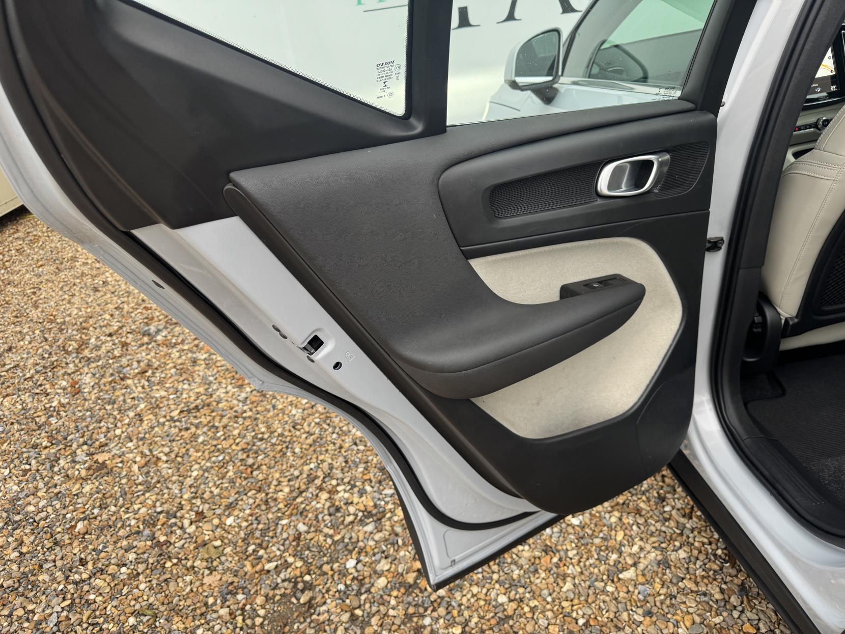 Volvo XC40 2.0 B4 MHEV Inscription SUV 5dr Petrol Hybrid Auto Euro 6 (s/s) (197 ps)